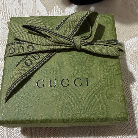 Gucci stunning luxury silver ring. dust pouch, Box and ribbon included - Picture 8 of 8